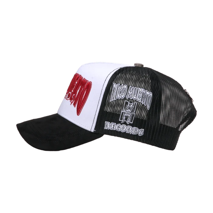 Panel izquierdo de la gorra ROM Records con logo bordado en blanco y figura de calavera