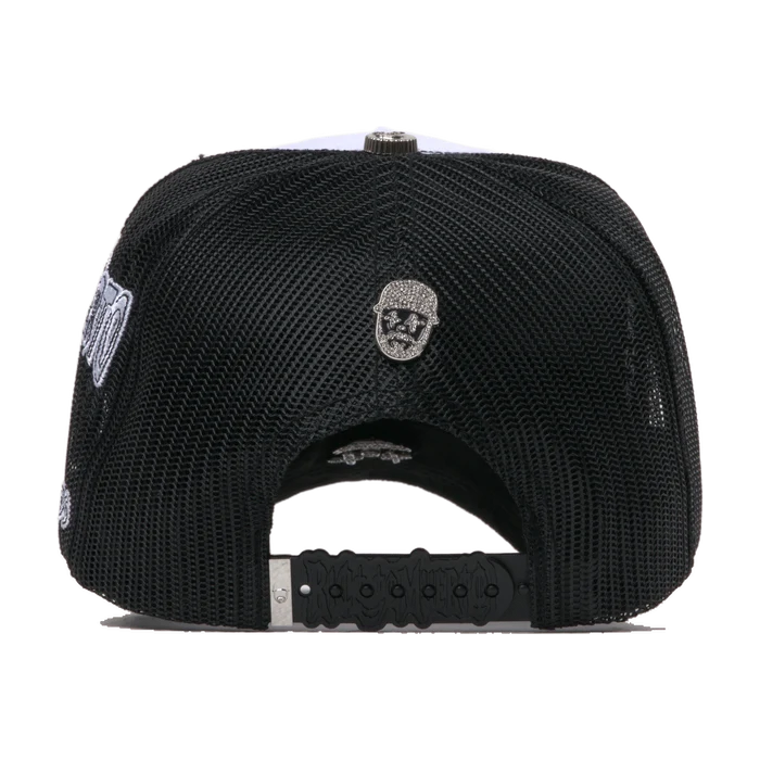Parte trasera de la gorra ROM Records con malla negra y charm de calavera