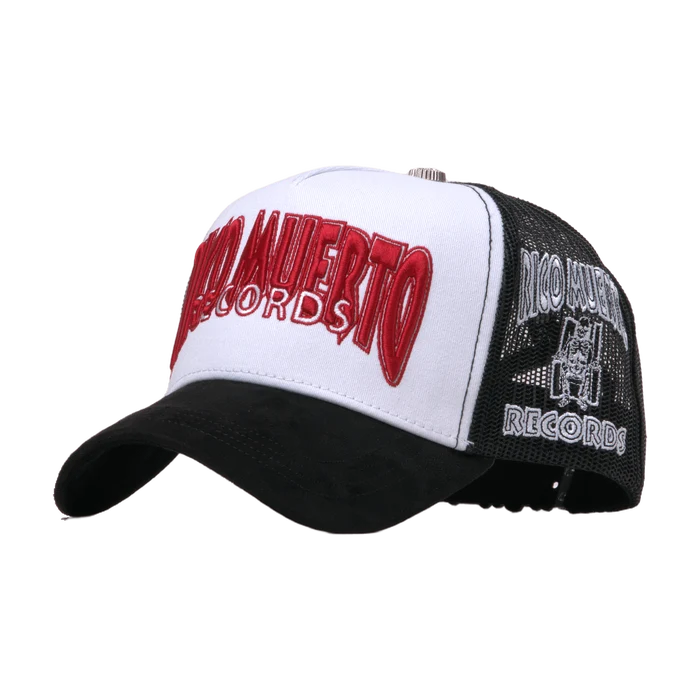 Gorra ROM Records vista de tres cuartos con logo Rico Muerto Records