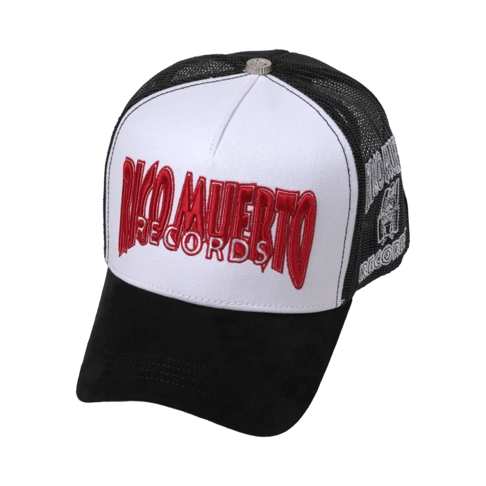 Gorra ROM Records vista frontal alternativa con bordado rojo sobre panel blanco